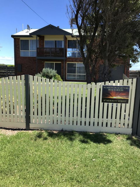 Sunsets On Martyrs Luxury Coastal Beach House Peterborough - Accommodation Tasmania 20