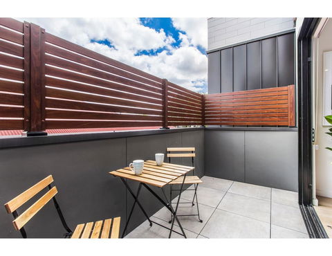 Boutique Apartment In Quiet, Sought-after Suburb - Accommodation Tasmania 2