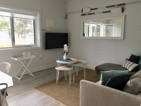 The Wheelhouse - 2BR Waterfront Apt In Town - Accommodation Tasmania 1