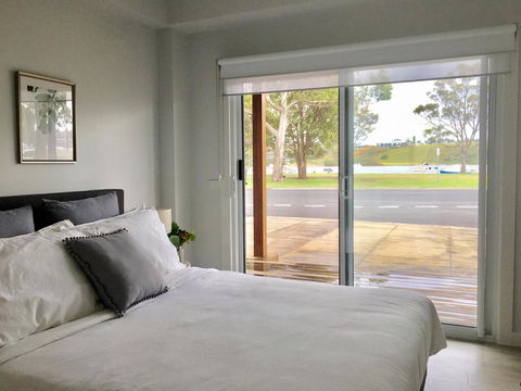 The Wheelhouse - 2BR Waterfront Apt In Town - Accommodation Tasmania 3