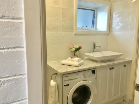 The Wheelhouse - 2BR Waterfront Apt In Town - Accommodation Tasmania 13