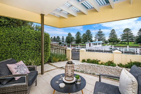 The Waterfront Apartment - Accommodation Tasmania 0