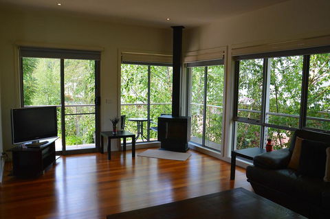 The Track - Beautiful Townhouse In Bright - Accommodation Tasmania 2