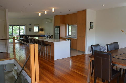 The Track - Beautiful Townhouse In Bright - Accommodation Tasmania 1