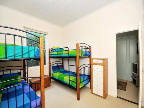 Traditional Three Bedroom Home With Water Views - Accommodation Tasmania 1
