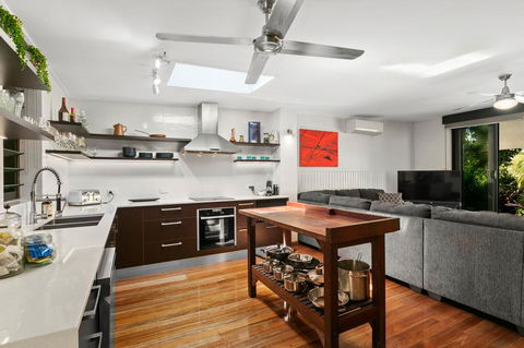 Tropical House, Pool And Extra Bungalow, 4 Bedrooms - Accommodation Tasmania 3