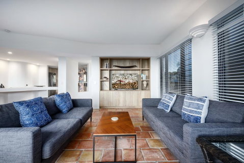 Tuscan Inspired Townhouse Minutes From The Beach - Accommodation Tasmania 3