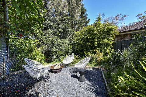 UMINA BEACH KOKOMO- Walk To The Beach, FAMILY And PET FRIENDLY Set Of 3 Vintage Original Holiday Flats & Vintage Caravan And Bat - Accommodation Tasmania 3