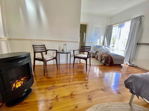 Valley Abode Large Studio Suite -private Ensuite - Accommodation Tasmania 1