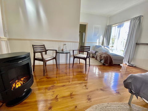 Valley Abode Large Studio Suite -private Ensuite - Accommodation Tasmania 3