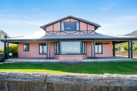 Victor Harbor Beachfront Bliss + WiFi - Accommodation Tasmania 1