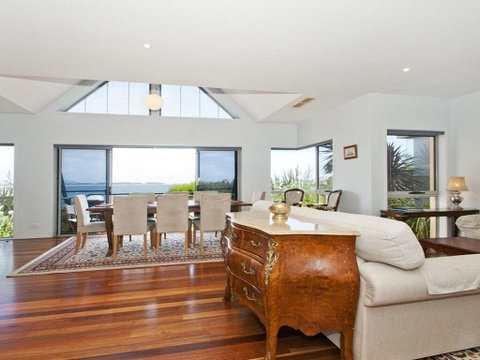 Villa Mer - Stylish Waterfront Accommodation - Accommodation Tasmania 3