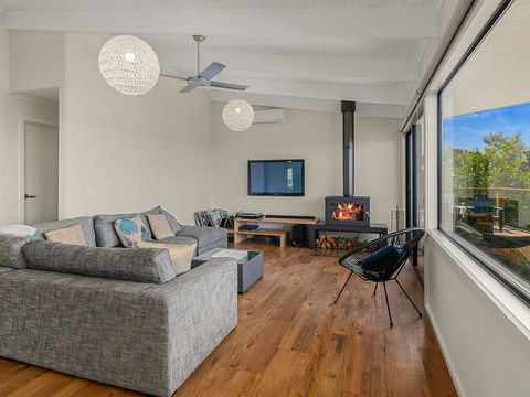 Waikiki Views - Accommodation Tasmania 2