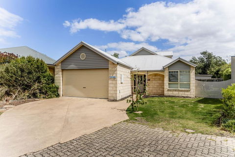 WALKIN' ON SUNSHINE - Accommodation Tasmania 0