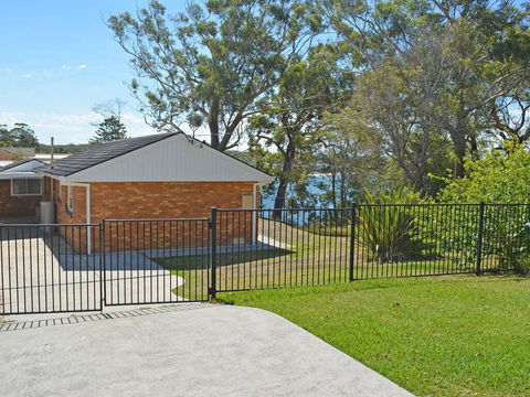 Wanda Magic' 19 Randall Drive - Beautiful Water Front House - Accommodation Tasmania 0