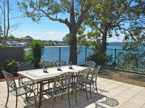 Wanda Magic' 19 Randall Drive - Beautiful Water Front House - Accommodation Tasmania 2