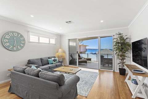 Wanda Waterfront Retreat - Beautiful Beach House - Accommodation Tasmania 2