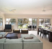 Wangi Lakehouse - renovated Lake Macquarie lakefront Location - Accommodation Tasmania