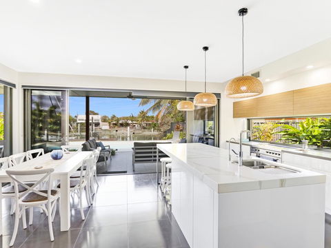 WATERFRONT HOME BORDERING MOOLOOLABA - Accommodation Tasmania 3