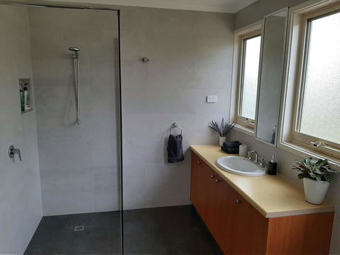 Elevated Holiday House Overlooks Tranquil Wetlands - Accommodation Tasmania 3