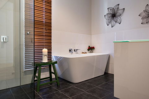 Lake Como Villa - Accommodation Tasmania 6