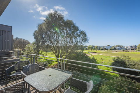 Stylish 3 Bedroom Townhouse - Free Parking - Accommodation Tasmania 13