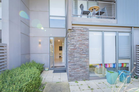 Stylish 3 Bedroom Townhouse - Free Parking - Accommodation Tasmania 0