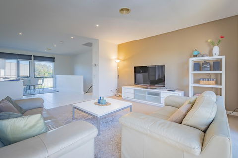 Stylish 3 Bedroom Townhouse - Free Parking - Accommodation Tasmania 1