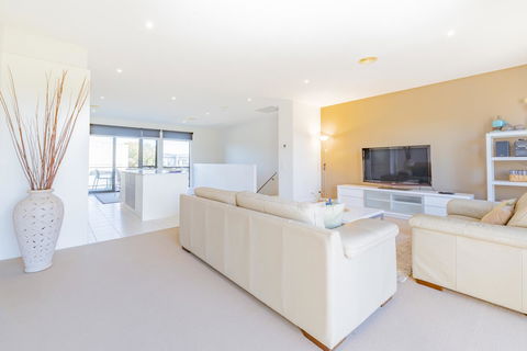 Stylish 3 Bedroom Townhouse - Free Parking - Accommodation Tasmania 4