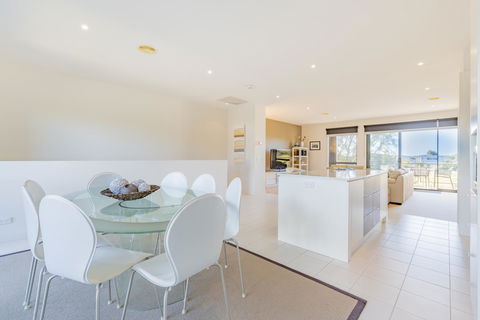 Stylish 3 Bedroom Townhouse - Free Parking - Accommodation Tasmania 14