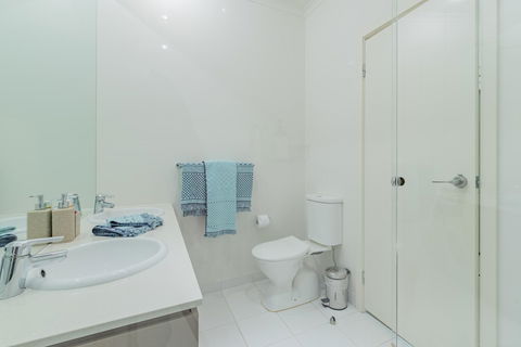 Stylish 3 Bedroom Townhouse - Free Parking - Accommodation Tasmania 18