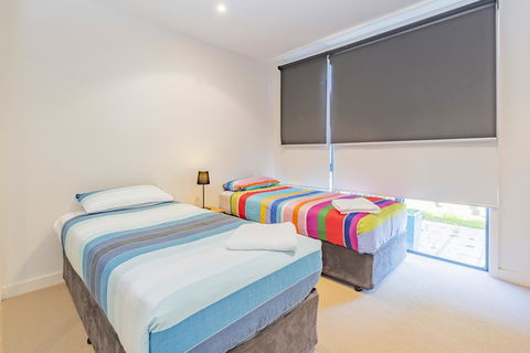 Stylish 3 Bedroom Townhouse - Free Parking - Accommodation Tasmania 8