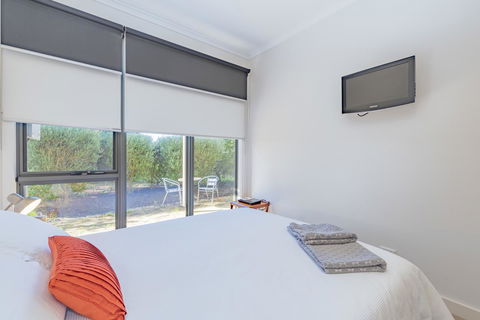 Stylish 3 Bedroom Townhouse - Free Parking - Accommodation Tasmania 20
