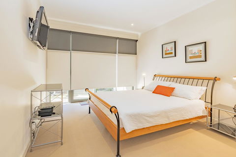 Stylish 3 Bedroom Townhouse - Free Parking - Accommodation Tasmania 19
