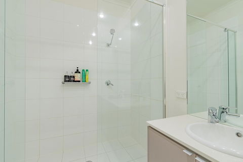 Stylish 3 Bedroom Townhouse - Free Parking - Accommodation Tasmania 17