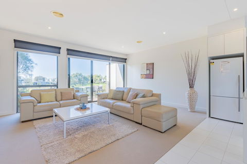Stylish 3 Bedroom Townhouse - Free Parking - Accommodation Tasmania 16