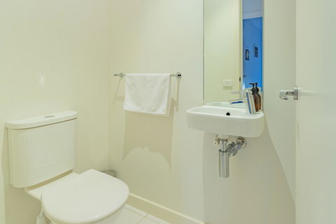 Stylish 3 Bedroom Townhouse - Free Parking - Accommodation Tasmania 22