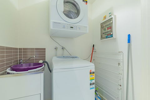 Stylish 3 Bedroom Townhouse - Free Parking - Accommodation Tasmania 21