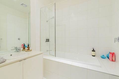 Stylish 3 Bedroom Townhouse - Free Parking - Accommodation Tasmania 23