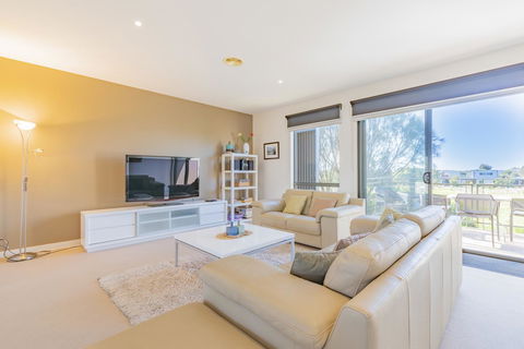 Stylish 3 Bedroom Townhouse - Free Parking - Accommodation Tasmania 9