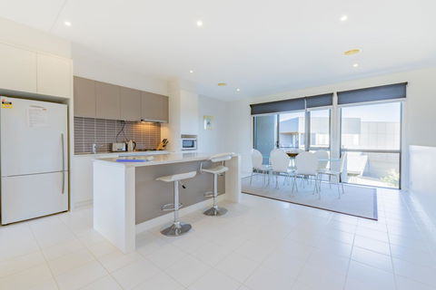 Stylish 3 Bedroom Townhouse - Free Parking - Accommodation Tasmania 3