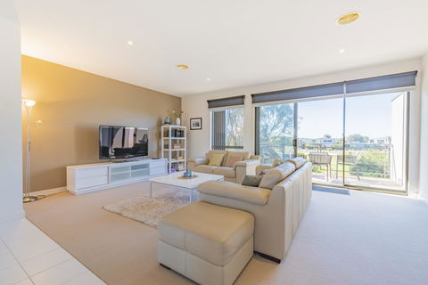 Stylish 3 Bedroom Townhouse - Free Parking - Accommodation Tasmania 15