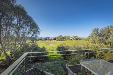 Stylish 3 Bedroom Townhouse - Free Parking - Accommodation Tasmania 12