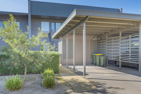 Stylish 3 Bedroom Townhouse - Free Parking - Accommodation Tasmania 24