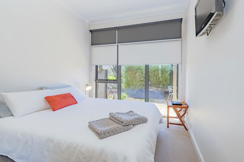 Stylish 3 Bedroom Townhouse - Free Parking - Accommodation Tasmania 7