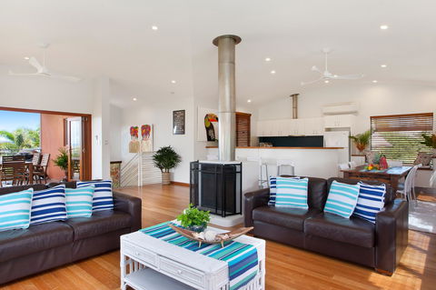 Jolly Roger's Beach House - Accommodation Tasmania 2