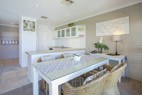 Noosa Shores Resort - Accommodation Tasmania 24