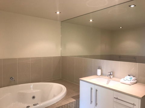 Proximity Waterfront Apartments - Accommodation Tasmania 12