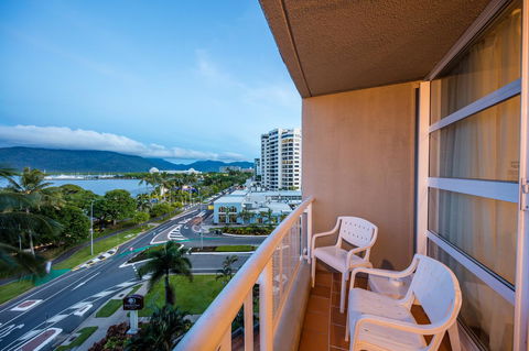DoubleTree By Hilton Cairns - Accommodation Tasmania 25