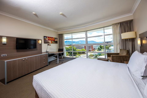 DoubleTree By Hilton Cairns - Accommodation Tasmania 11